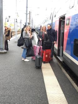 L'équipe prend le train vers Paris